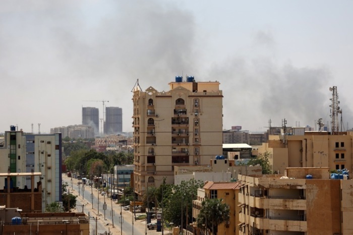 Qualm steigt während eines Gefechts zwischen der sudanesischen Armee und paramilitärischen Kräften der Rapid Support Forces (RSF) in Khartum über Gebäuden auf. Foto: epa/Stringer