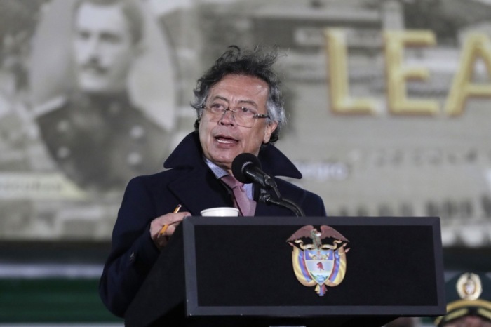 Kolumbiens Präsident Gustavo Petro spricht in Bogotá, nachdem die Regierung eine Erhöhung des Mindestlohns um 23,7 Prozent für 2026 angekündigt hat. Foto: Carlos Ortega/epa/dpa