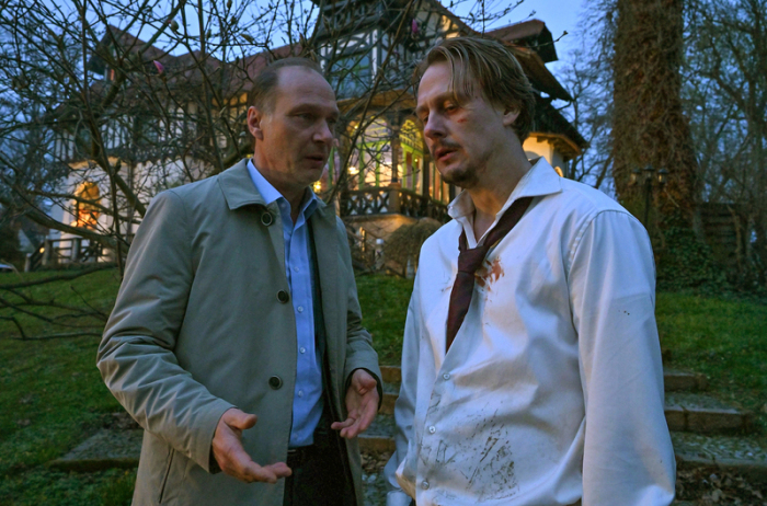 Kommissariatsleiter Schnabel (Martin Brambach, l) befragt Simon Fischer (Christian Bayer) in einer Szene des 