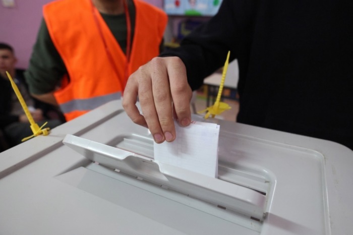 Ein Palästinenser gibt in Jabad nahe Dschenin seine Stimme ab. Erste Wahlen im Westjordanland seit Beginn des Kriegs. Foto: epa/Alaa Badarneh