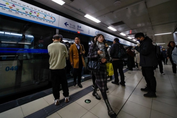 In Peking steigen Menschen aus einem U-Bahn-Zug aus. Foto: epa/Mark R. Cristino
