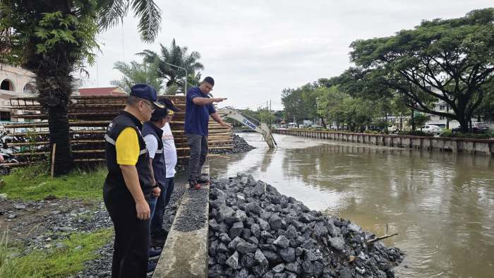 Behörden kontrollieren den Bang-Yai-Kanal in Phuket, da anhaltender Starkregen die Hochwassergefahr erhöht. Foto: Phuket Info Center