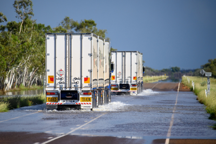 Lastzüge fahren durch das Hochwasser auf dem Stuart Highway bei Tennant Creek. Foto: Michael Currie/Aap/dpa
