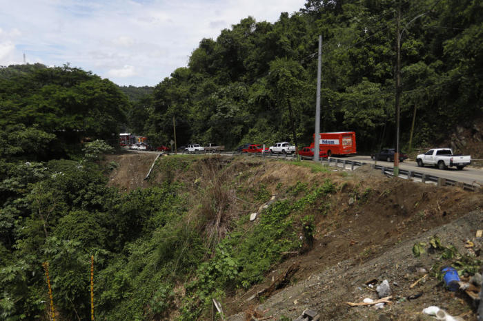 Fahrzeuge werden auf einer Straße vor einem Erdrutsch gestoppt, der durch den Durchzug des Hurrikans Fiona in der Stadt Naranjito verursacht wurde. Foto: epa/Thais Llorca