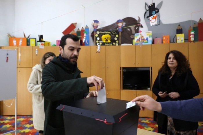 Der Präsidentschaftskandidat Jorge Pinto gibt seine Stimme in Cepelos bei Amarante ab. In Portugal wird ein neuer Staatspräsident gewählt. Foto: epa/Estela Silva