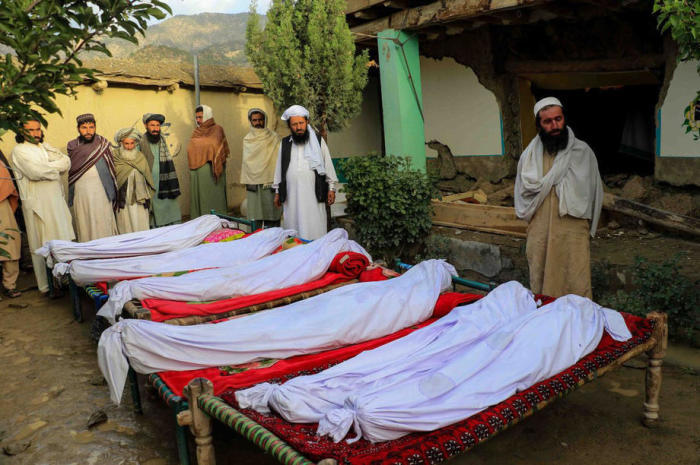 Leute nehmen an der Beerdigung der Opfer des Erdbebens im Dorf Gayan in der Provinz Paktia teil. Foto: epa/Stringer