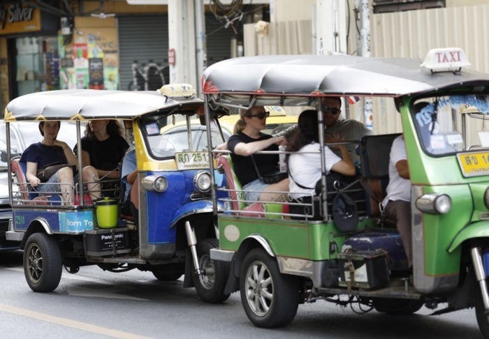 Tuk-Tuks befördern Touristen durch Bangkok. Die Reisebranche blickt trotz vorsichtiger Hoffnung auf eine Entspannung der Lage im Nahen Osten weiter zurückhaltend auf die kommenden Monate. Foto: epa/Rungroj Yongrit