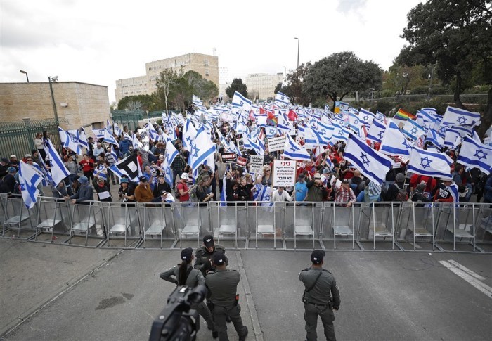 Massenproteste gegen die Justizreform gehen in Israel weiter. Foto: epa/Atef Safadi