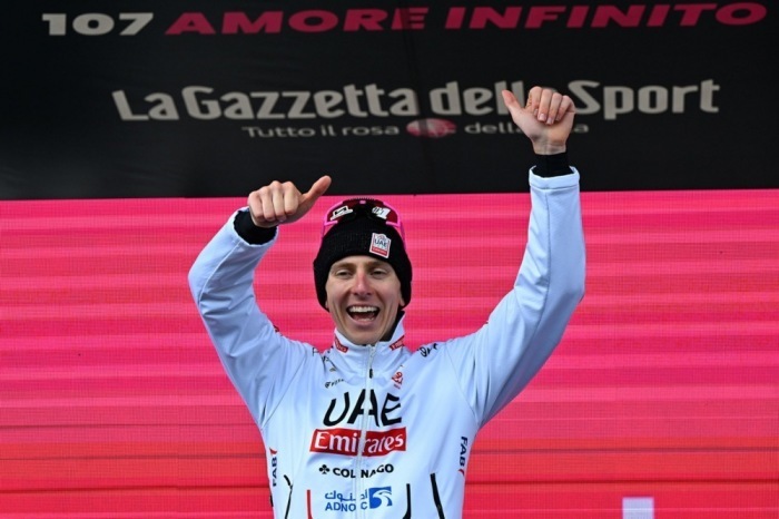 Der Slowene Tadej Pogacar vom Uae Team Emirates jubelt auf dem Podium nach seinem Sieg auf der 15. Etappe des 107. Giro d'Italia 2024. Foto: epa/Luca Zennaro