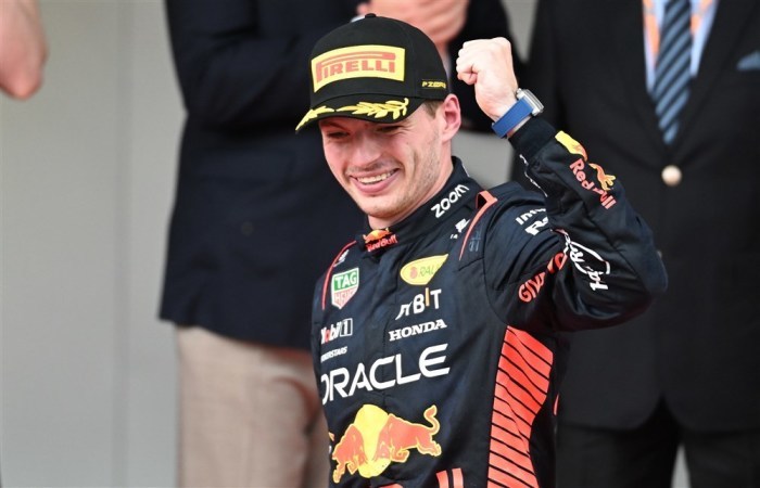 Max Verstappen, niederländischer Formel-1-Pilot von Red Bull Racing, jubelt auf dem Siegerpodest. Foto: epa/Christian Bruna