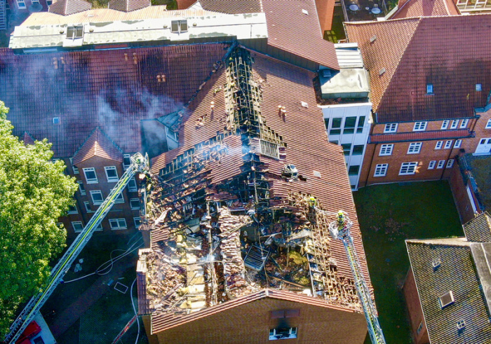Feuerwehrleute sind nach einem tödlichen Brand im LUP-Klinikum Ludwigslust am beschädigten Dachstuhl im Einsatz. Foto: Landkreis Ludwigslust-Parchim/dpa