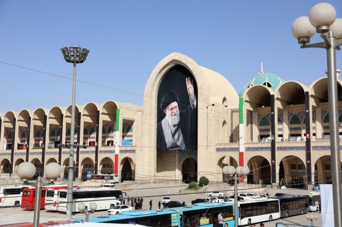 Die Imam-Khomeini-Mosalla-Moschee in Teheran vor den Trauerfeiern für Irans verstorbenen Revolutionsführer Ali Khamenei. Foto: EPA/Abedin Taherkenareh