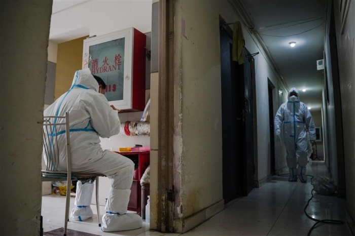 Ein ehrenamtlicher Mitarbeiter des Gesundheitswesens isst sein Mittagessen in einem abgesperrten Gebäude in Peking. Foto: epa/Wu Hao