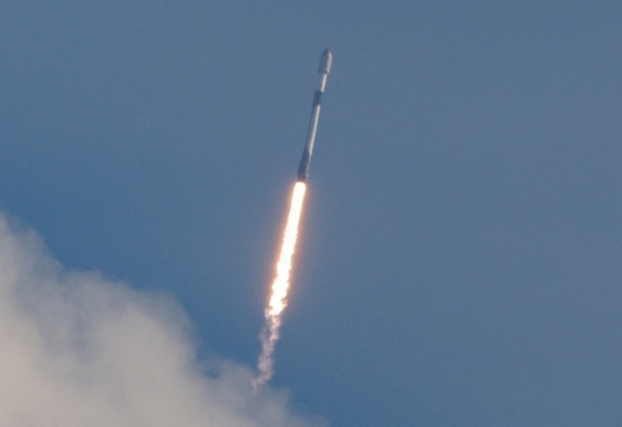 Eine SpaceX-Falcon-9-Rakete startet mit 29 Starlink-Satelliten vom Weltraumbahnhof Cape Canaveral in Florida. Foto: EPA/Cristobal Herrera-ulashkevich