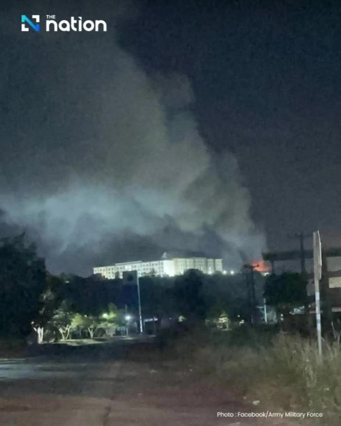 Dichter Rauch steigt nach einem nächtlichen Angriff über dem Lim-Heng-Casino in O’Smach auf, nahe der thailändischen Grenze bei Surin. Foto: The Nation
