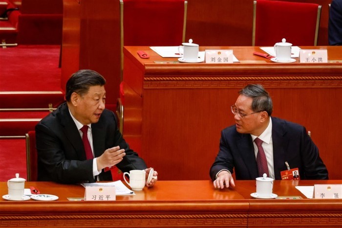 Chinesischer Präsident Xi Jinping (L) im Gespräch mit Politbüromitglied Li Qiang. Foto: epa/Mark R. Cristino