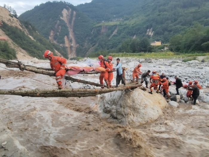 Rettungskräfte bringen Überlebende in die Stadt Moxi im Kreis Luding in der südwestchinesischen Provinz Sichuan. Bei einem Erdbeben in Südwestchina sind mehrere Menschen ums Leben gekommen. Foto: Hong Fule