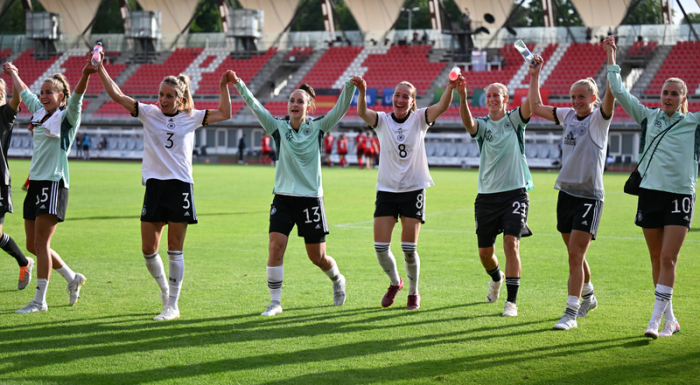 Länderspiele, Deutschland - Schweiz, im Steigerwaldstadion in Erfurt. Die Spielerinnen der deutschen Mannschaft freuen sich über ihren Sieg. Foto: Hendrik Schmidt/dpa