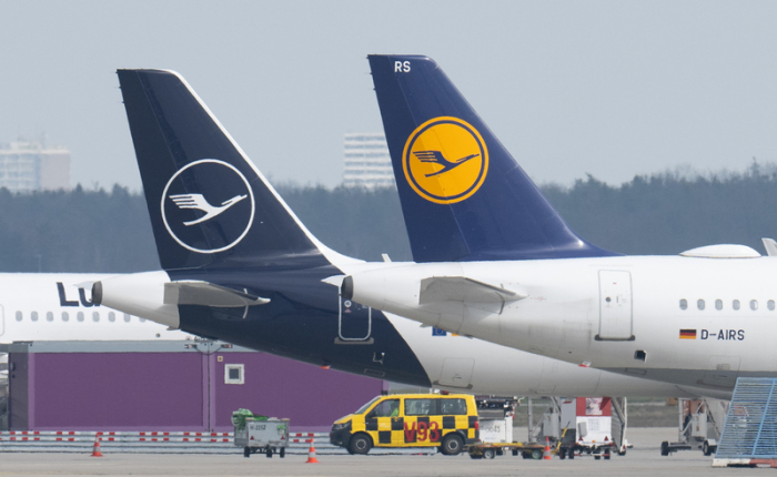 Passagiermaschinen der Lufthansa stehen auf dem Rollfeld auf dem Flughafen Frankfurt. Foto: Boris Roessler/dpa