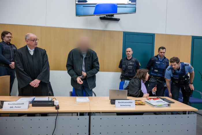 Der Angeklagte (3.v.l.) steht beim Prozessauftakt um die tödliche Amokfahrt in Trier erneut vor Gericht. Der Prozess wird in Teilen neu aufgerollt. Foto: Harald Tittel/dpa
