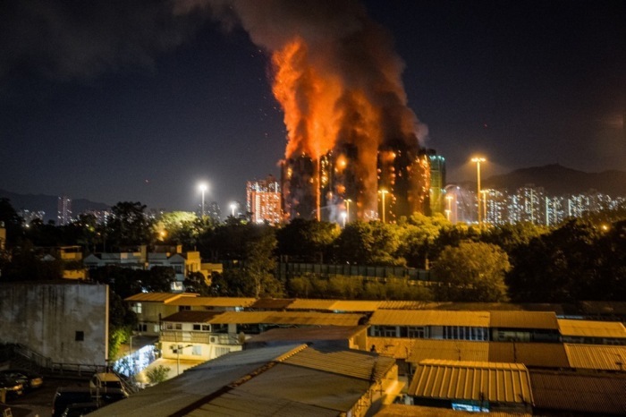 Wohnhaus in Tai Po steht lichterloh in Flammen, während Einsatzkräfte gegen das verheerende Feuer mit mehreren Toten kämpfen. Foto: EPA/Leung Man Hei
