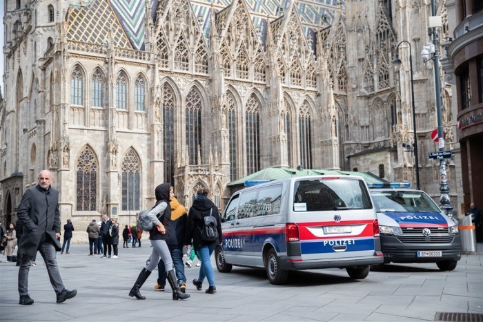 Polizeifahrzeuge vor dem Stephansdom, nachdem die Sicherheitsmaßnahmen wegen einer möglichen Bedrohung von Kirchen in Wien erhöht wurden. Foto: epa/Max Brucker