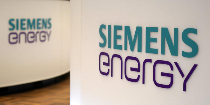 Eine Ansicht der Logos der Siemens Energy AG. Archivfoto: epa/RONALD WITTEK