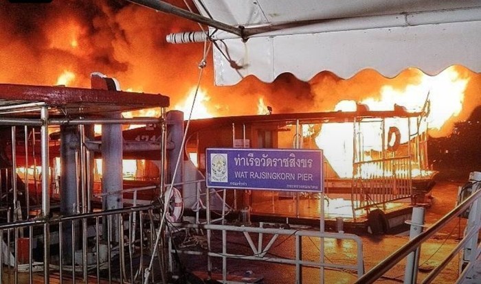 Die Feuerwehr löscht am Sonntagabend drei brennende Passagierboote auf dem Chao Phraya nahe Asiatique in Bangkok. Bild: FM91 Trafficpro
