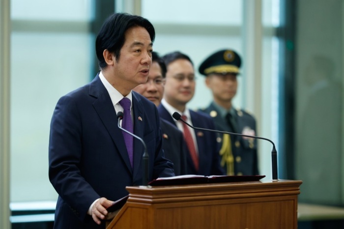 Taiwans Präsident Lai Ching-te spricht nach seiner Rückkehr von einer überraschenden Reise nach Eswatini am Flughafen Taoyuan zu Medienvertretern. Foto: epa/Ritchie B. Tongo
