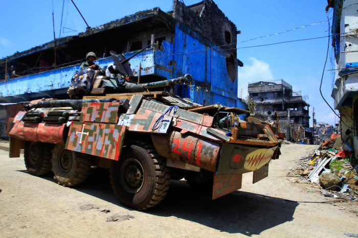  Ein gepanzertes Fahrzeug der philippinischen Armee patrouilliert am 30. August 2017 durch Marawi City, Mindanao. Foto: epa/Richel Umel