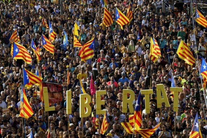 Hunderte nehmen an der Demonstration teil, zu der die katalanische Nationalversammlung (ANC) im Rahmen der Feierlichkeiten zum katalanischen Nationalfeiertag, auch bekannt als Diada