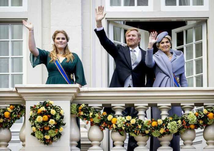 Die niederländische Kronprinzessin Amalia, König Willem-Alexander und Königin Maxima winken vom Balkon im Schloss Noordeinde. Foto: Koen Van Weel/Anp/dpa