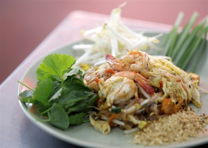 Der Thai-Klassiker Pad Thai besteht aus gebratenen Nudeln, Fischsoße, Garnelen, Limetten und Gewürzen. Foto: epa/Narong Sangnak