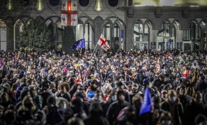 Anhänger der georgischen Opposition protestieren vor dem Parlamentsgebäude in Tiflis. Foto: epa/David Mdzinarishvili