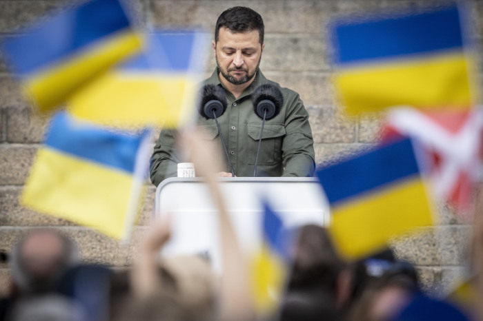 Wolodymyr Selenskyj, Präsident der Ukraine, spricht auf den Stufen von Schloss Christiansborg, dem Sitz des dänischen Parlaments, zum dänischen Volk. Foto: Mads Claus Rasmussen/Ritzau Scanpix Foto/ap/dpa