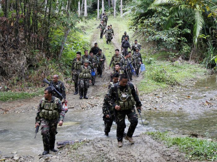  Militärpatrouille auf der Insel Bohol. Foto: epa/Jay Rommel Labr