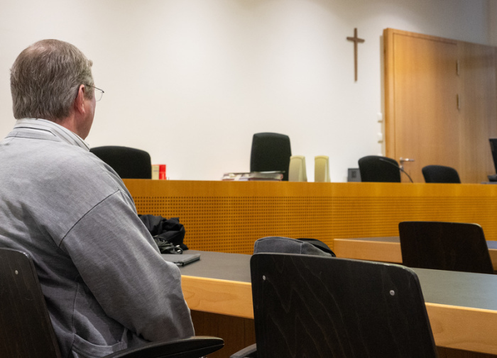 Im Amtsgericht sitzt ein Mann auf der Anklagebank. Der Mann ist Baumkontrolleur bei der Stadt Augsburg. Foto: Stefan Puchner/dpa