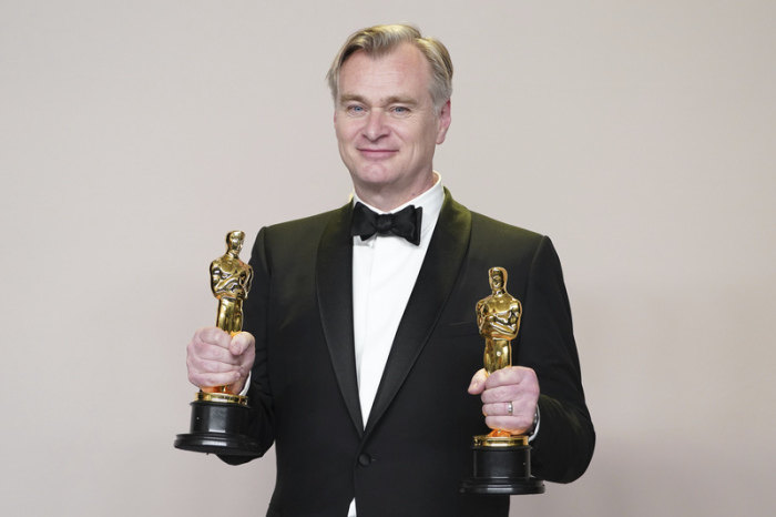 Christopher Nolan posiert im Presseraum mit den Preisen für die beste Regie und den besten Film für 