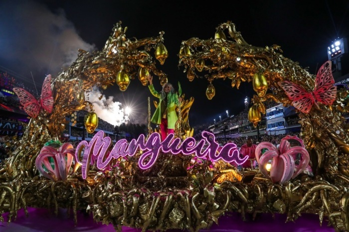Angehörige der Sambaschule Mangueira paradieren am zweiten Tag des Karnevals von Rio de Janeiro auf dem Sambadrom in Rio de Janeiro. Foto: epa/Andre Coelho
