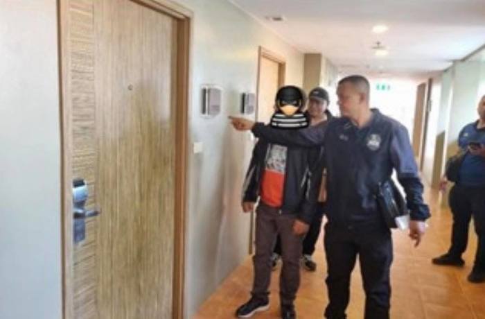 Polizeibeamte rekonstruieren den Ablauf vor dem betroffenen Hotelzimmer. Bild: Newshawk Phuket