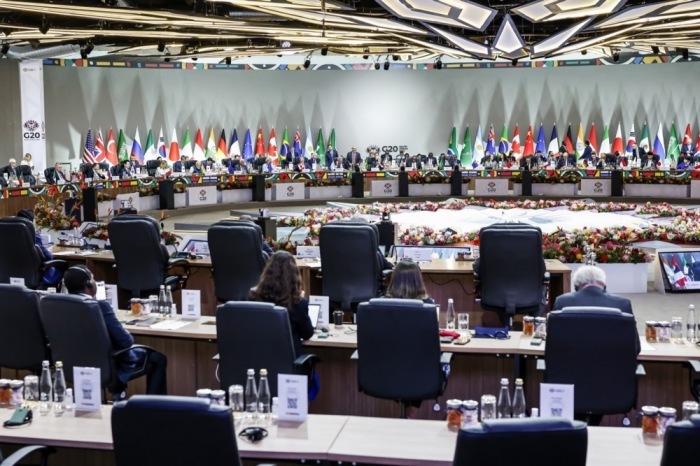 Blick auf die Plenarsitzung des G20-Gipfels in Johannesburg, wo Staats- und Regierungschefs über globale Wirtschaft und Entwicklung beraten. Foto: epa/Marco Longari