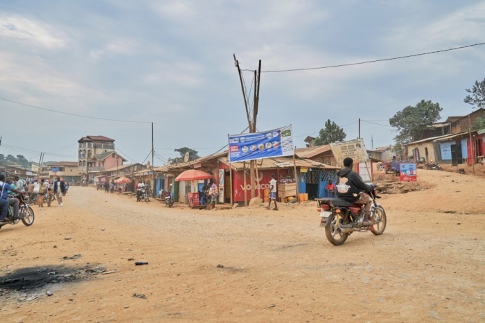 Ein Motorradfahrer fährt durch einen Straßenmarkt in Mongbwalu, dem Zentrum des Ebola-Ausbruchs in der Provinz Ituri. Foto: Dieudonne Dirole/epa