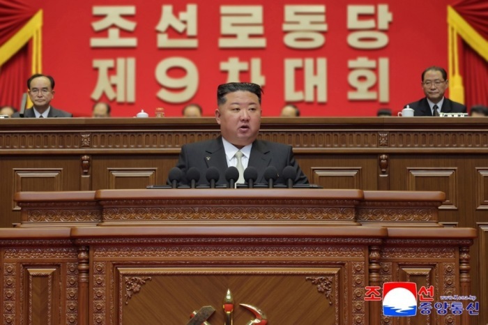 Beim neunten Parteitag der Arbeiterpartei in Pjöngjang präsentiert Kim Jong Un neue strategische Ziele für Staat und Partei. Foto: Kcna