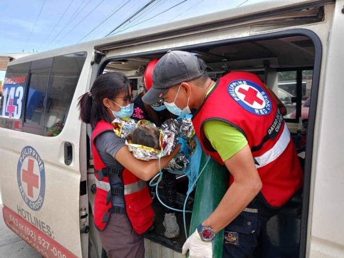 Nach einem Erdrutsch im Süden der Philippinen bergen Rettungskräfte zwei Kinder aus den Trümmern. Foto: epa/Prc