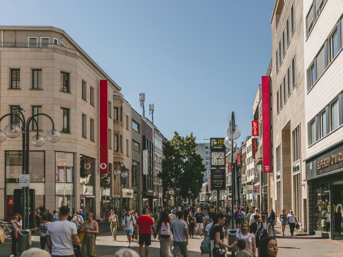 Einkaufsstraße in Köln während Vodafone den Abbau von 2.000 Stellen plant. Foto: Unsplash/Eben Kassaye