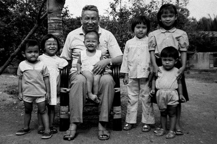 Der verstorbene Anführer der Roten Khmer, Pol Pot, sitzt mit seinen Enkelkindern auf diesem um 1976 aufgenommenen Bild. EPA/DCCAM