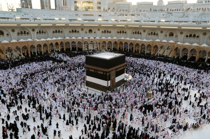 Muslime umrunden die Kaaba in Mekka beim Tawaf-Ritual zu Beginn der Hadsch-Pilgerfahrt 2025 Foto: epa/Stringer