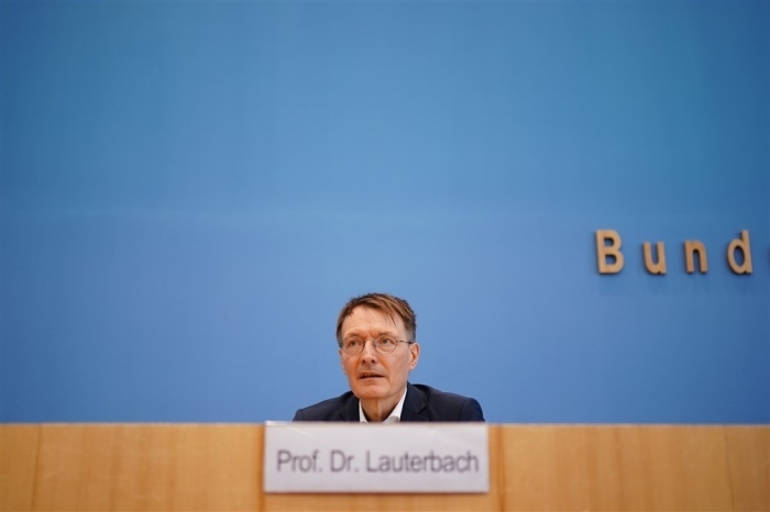 Bundesgesundheitsminister Karl Lauterbach spricht während einer Pressekonferenz zur COVID-19-Situation im Haus der Bundespressekonferenz in Berlin. Foto: epa/Clemens Bilan