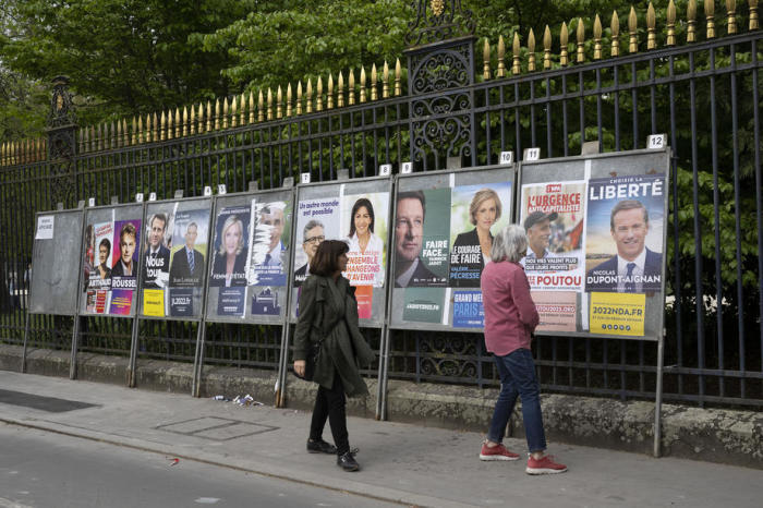 Werbetafeln für den Präsidentschaftswahlkampf in Bordeaux in Frankreich. Foto: epa/Caroline Blumberg