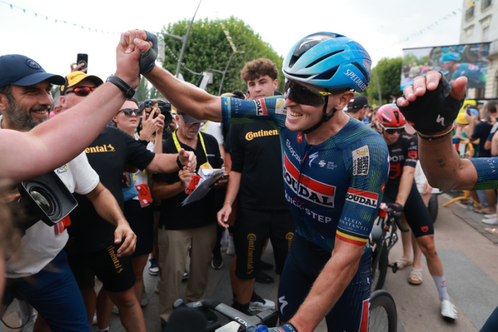 Der Belgier Tim Merlier vom Team Soudal Quick-Step jubelt, nachdem er die Ziellinie überquert hat. Foto: Stephanie Lecocq/Rtr Pool/dpa